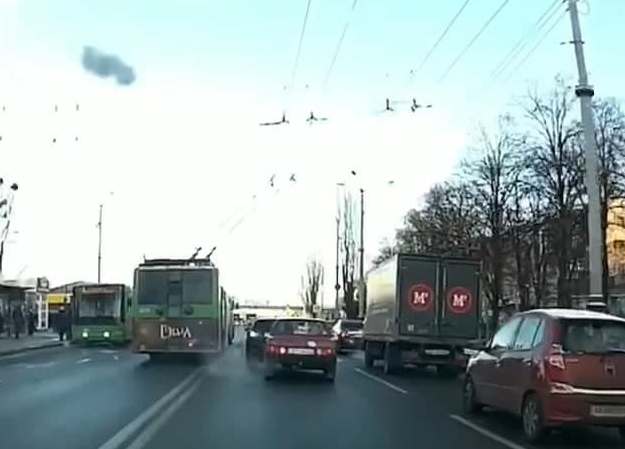 В Харькове очередной водитель троллейбуса грубо нарушил правила (видео)