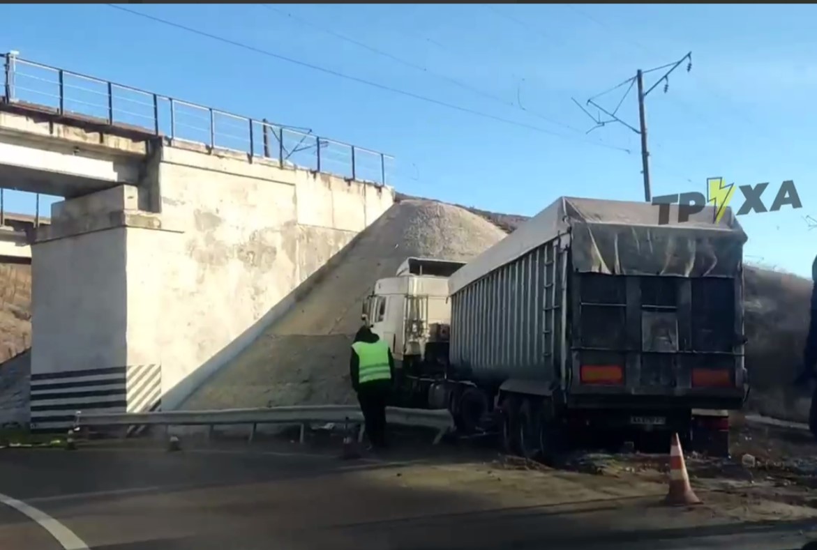 Под Харьковом фура не вписалась в поворот и врезалась в бетон (видео)