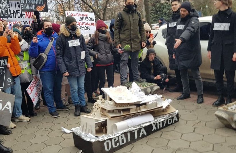 Объединение вузов: в знак протеста студенты жгут свои работы (видео)