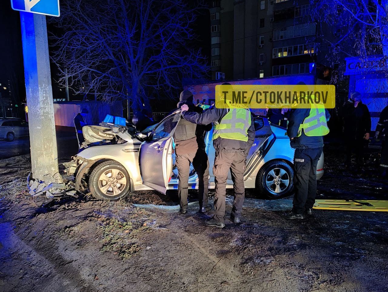 На Салтовке KIA влетела в столб, очевидцы говорят: водитель был пьян (фото)