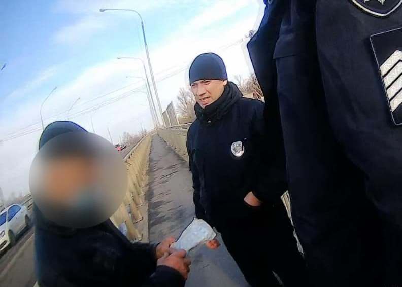 Стоял на мосту и хотел спрыгнуть на рельсы: под Харьковом полицейские спасли дедушку от попытки суицида