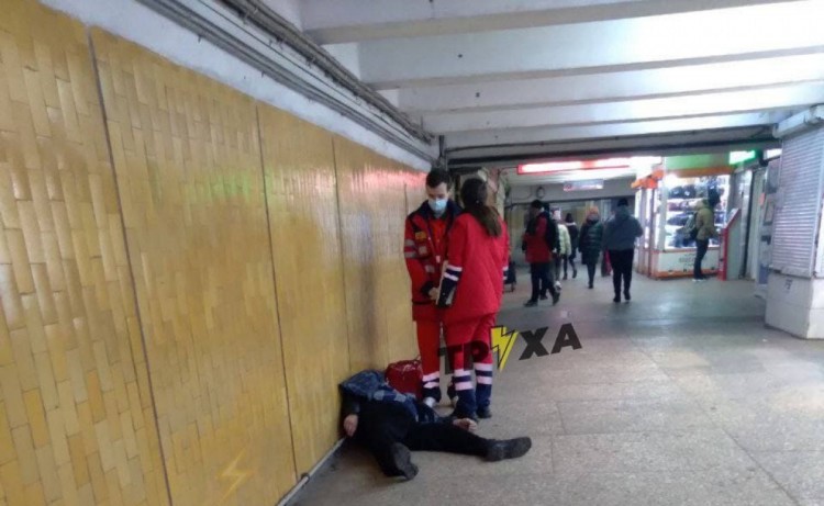 В Харькове - труп в переходе метро