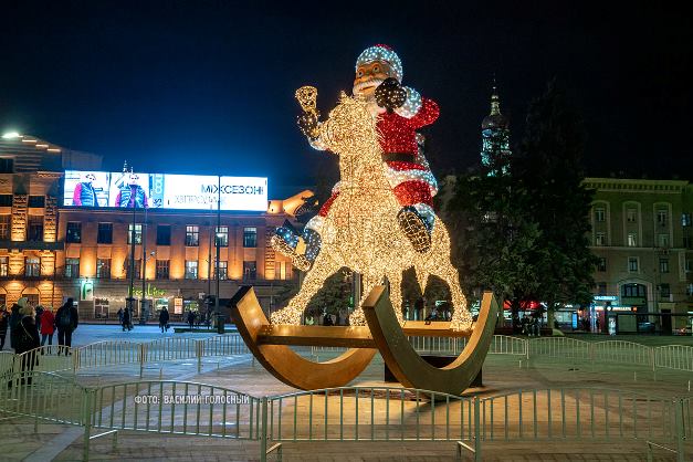 Новогоднее настроение: в центре Харькова установили огромного Санта Клауса (фото)