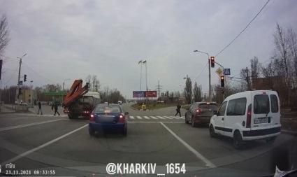 В Харькове грузовик пролетел на красный, лавируя между пешеходами (видео)