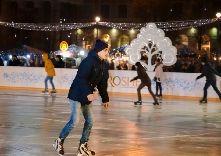 На площади Свободы открывается каток