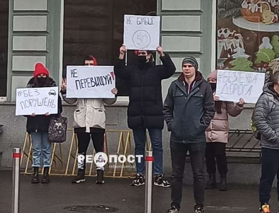 Харьковчане требуют соблюдения ПДД, устроив акции на местах смертельных происшествий (видео)