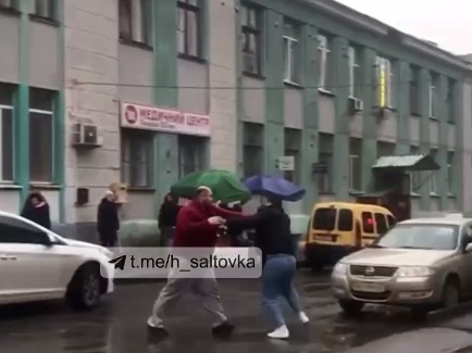 В Харькове на дороге подрались пешеход и водитель (видео)