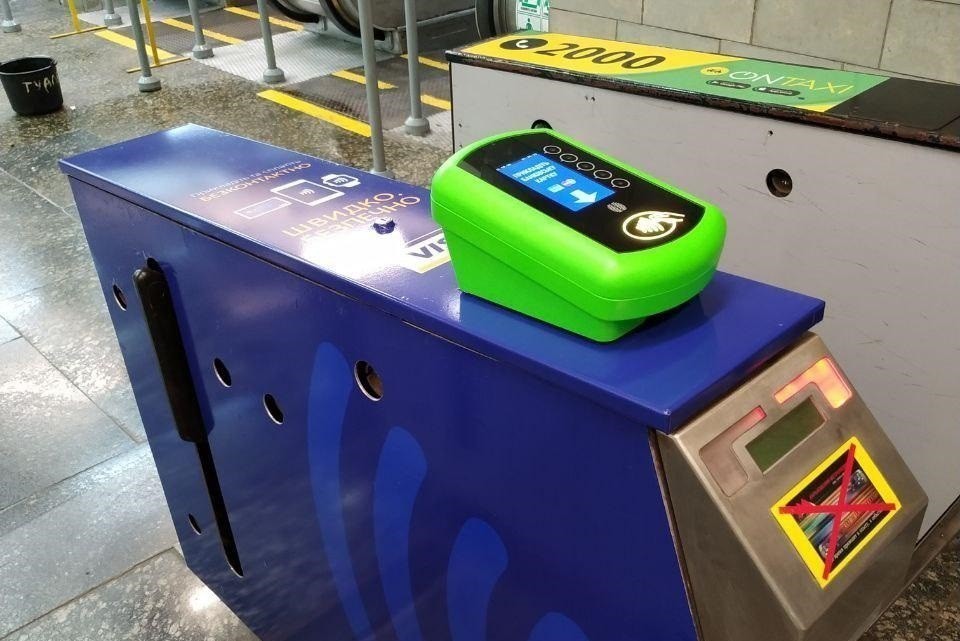 В метро Харькова станет больше терминалов для оплаты проезда банковскими картами
