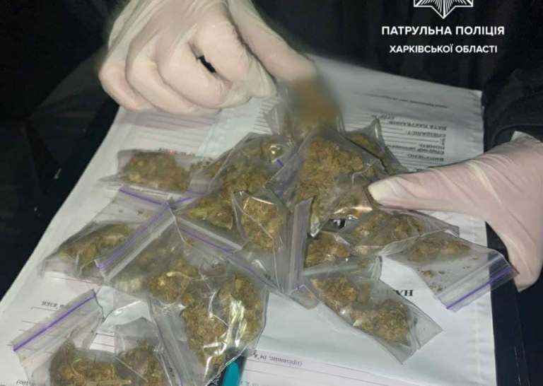 В Харькове остановили женщину с полными карманами наркотиков