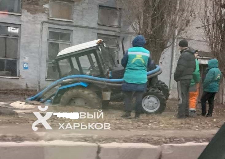 В Харькове трактор провалился под землю