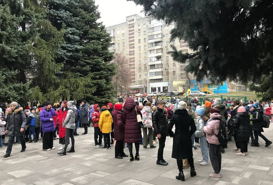 Третья за день: в Харькове эвакуировали еще одну школу