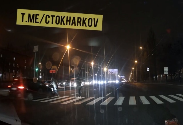 В Харькове водитель летел на красный и чуть не сбил пешехода (видео)