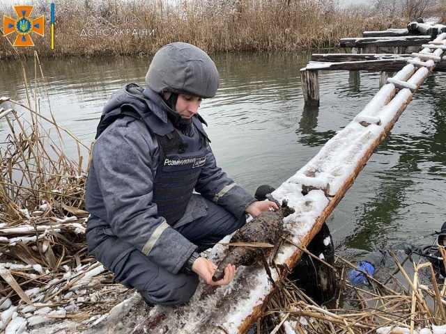 Из Северского Донца водолазы достали артснаряды (фото)