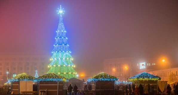 Главная елка города открылась на площади Свободы