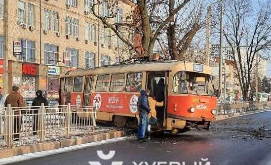 В Харькове трамвай сошел с рельсов и выехал на проезжую часть