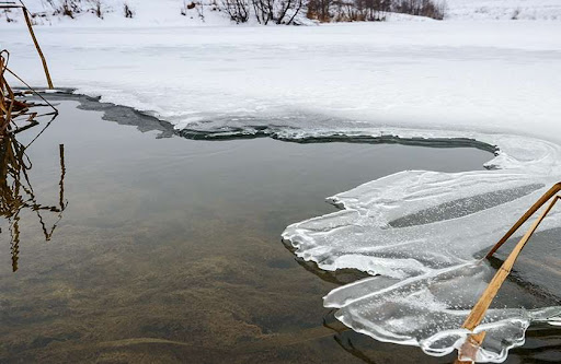 Под Харьковом мужчина провалился под лед на реке