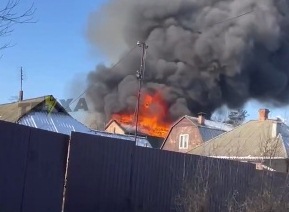 Черный дым видно на сотни метров. В Харькове полыхает частный дом и гараж (видео)