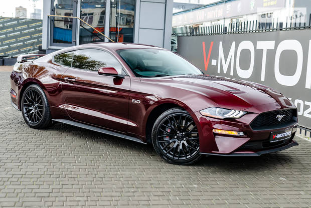 В Харькове маршрутка врезалась в припаркованный Ford Mustang