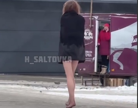На Салтовке по улицам ходит полуголая босая девушка (видео)