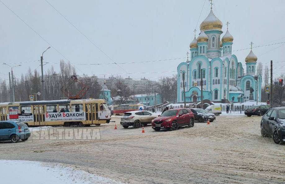 Авария в Харькове заблокировала движение трамваев