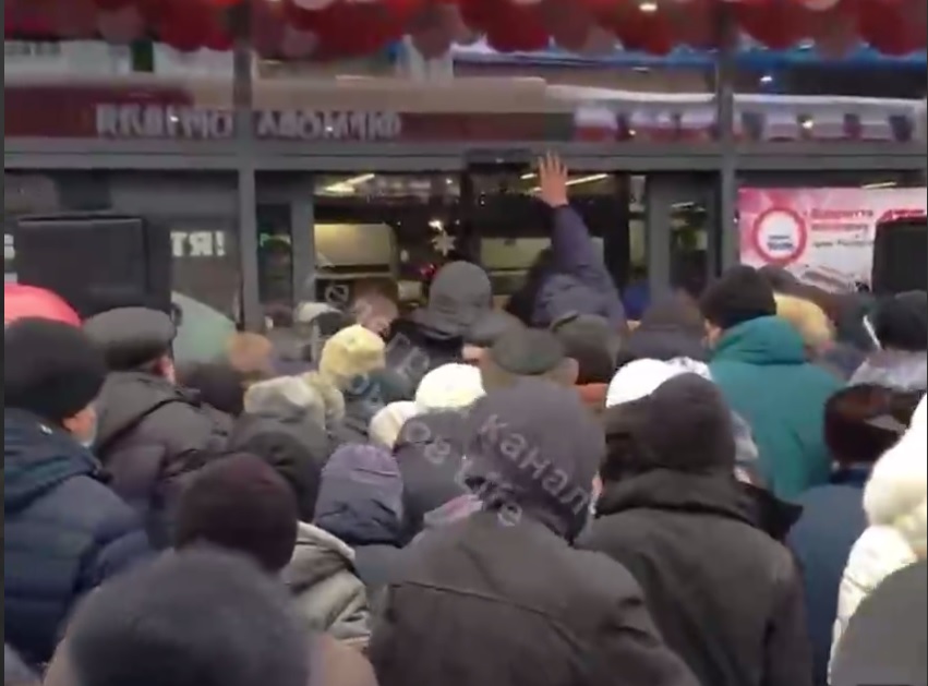 Открытие продуктового супермаркета вызвало ажиотаж у харьковчан (видео)