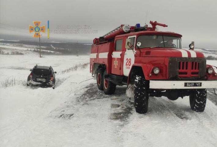Под Харьковом в снегу застряли машины с детьми