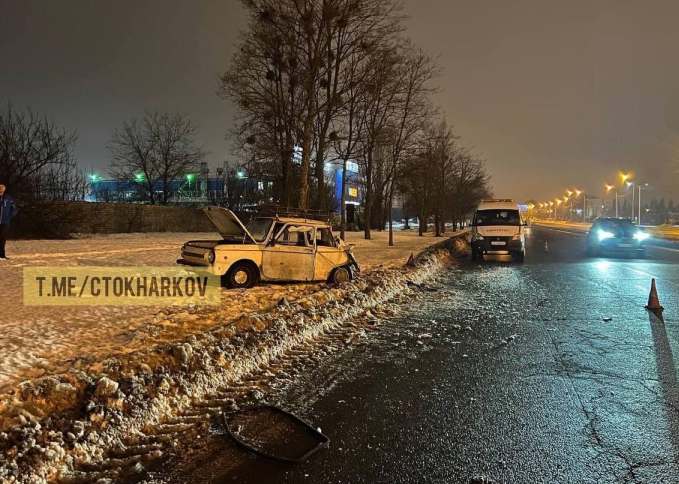 На Ландау – авария, маршрутка подбила "Запорожец"