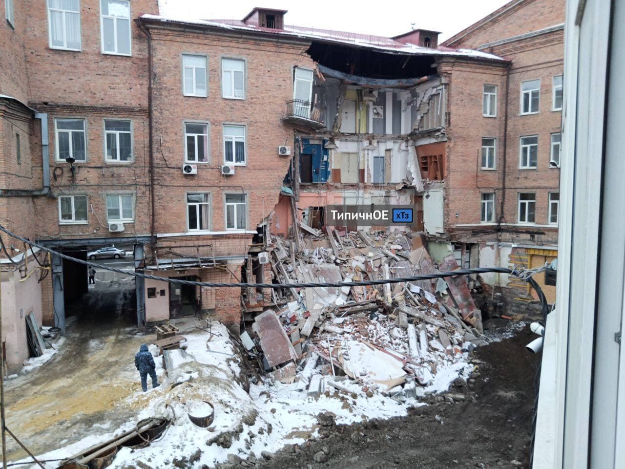 На проспекте Гагарина рухнула часть четырехэтажного дома (фото)