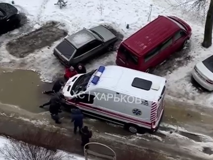 На Салтовке прохожие вытолкали из огромной лужи скорую (видео)