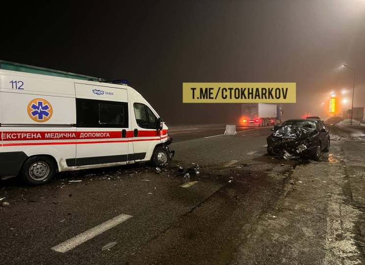 На трассе под Харьковом в ДТП попала скорая, есть погибшие