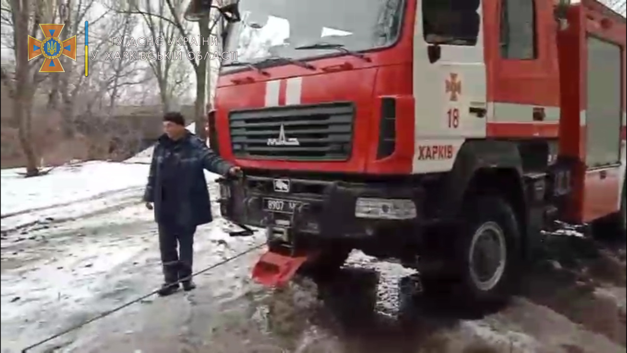 В Харькове на скользкой дороге застряли многотонные фуры