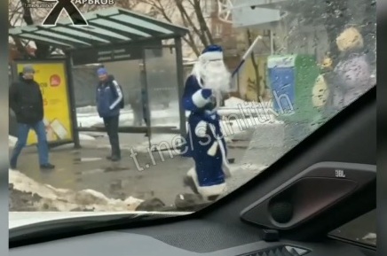 В Харькове Дед Мороз устроил танцы на остановке (видео)