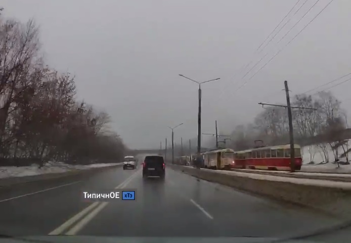 Возле станции метро "Масельского" остановились трамваи (видео)