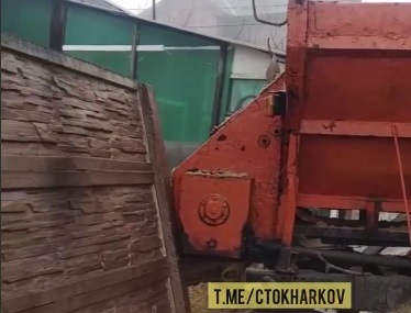 В Харькове грузовик с песком проломил забор частного дома (видео)