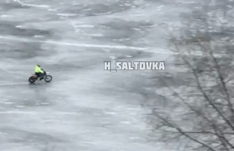 В Харькове по льду водоема гоняли на мотоциклах (видео)