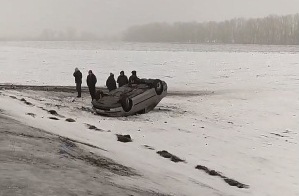 Возле Кулиничей машина слетела с дороги в поле и перевернулась