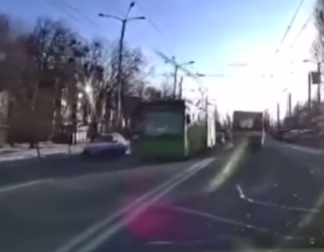 В Харькове автобус поехал по встречке (видео)