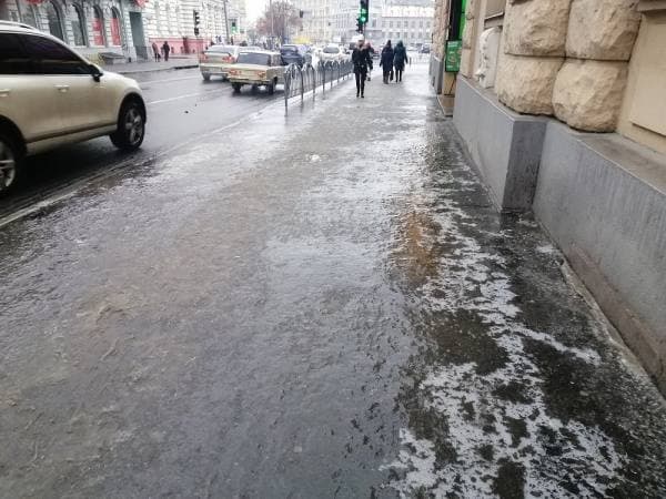 Тротуары возле жилых домов в Харькове обещают полностью расчистить сегодня