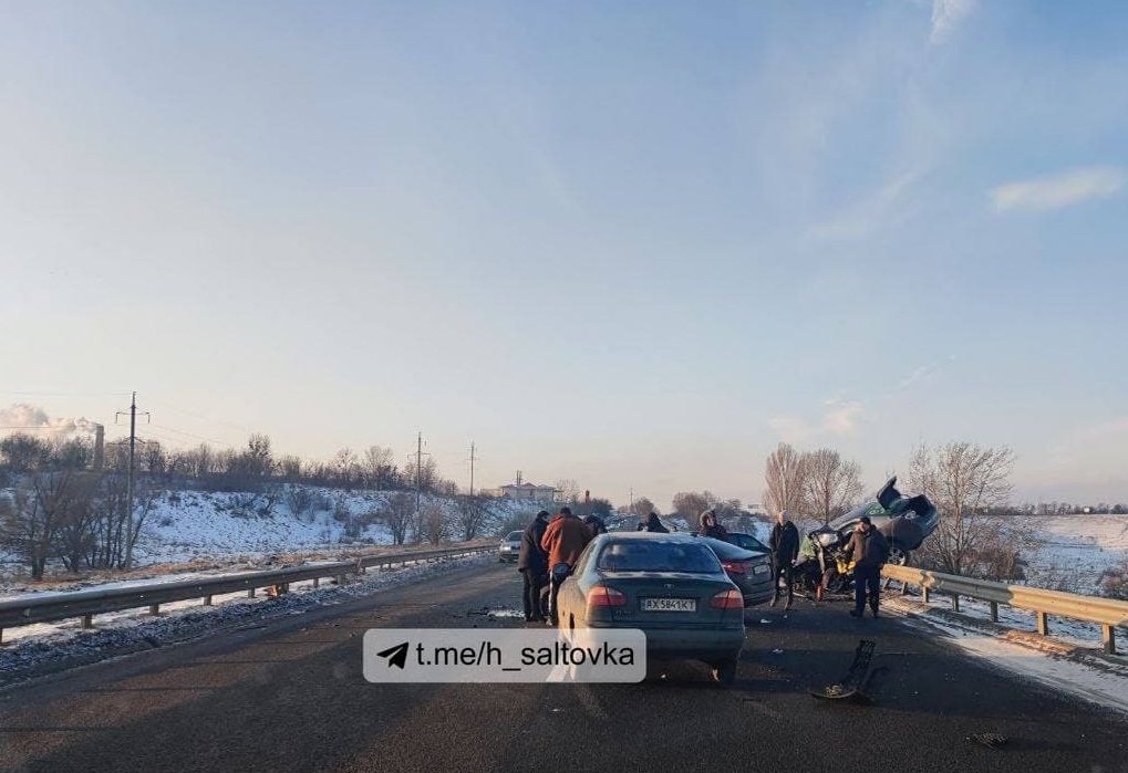 ДТП на окружной: трое погибших, машина такси перевернулась и напоролась на отбойник (фото, видео)