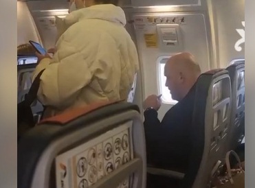 Пассажир рейса из Египта в Харьков закурил прямо в самолете (видео)