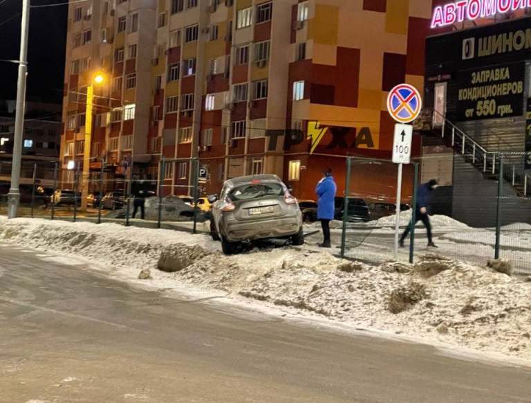 На Алексеевке гонки на дороге закончились вылетом с проезжей части (видео)