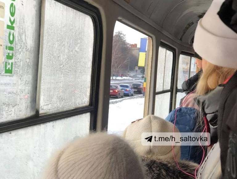 В харьковском трамвае на ходу выпало окно