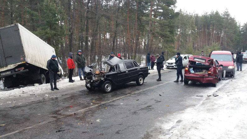 На трассе под Харьковом - многокилометровая пробка из-за массового ДТП (фото, видео)