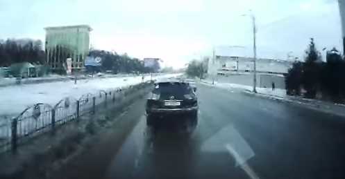 В Харькове на пустом Московском проспекте "Lexus" не пропустил скорую