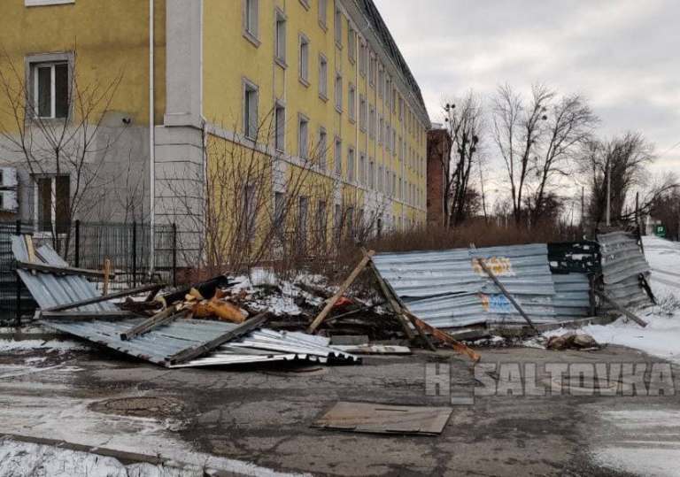 Харьковчане жалуются на постоянно падающий забор (видео)