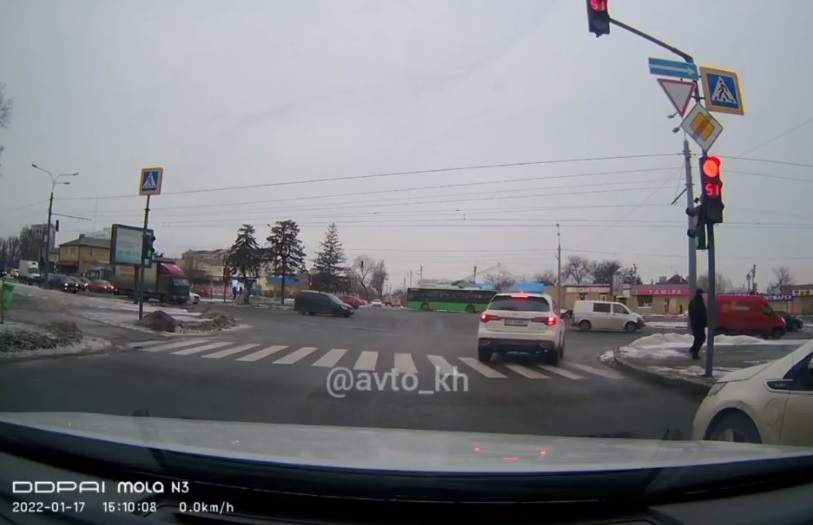 В Харькове джип по встречке поехал на красный (видео)