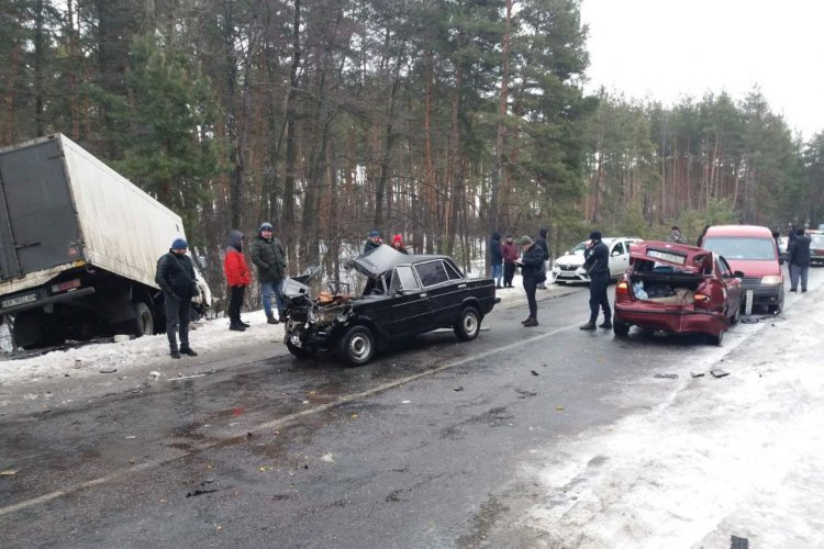 В Сети появилось видео ДТП под Змиевом, где столкнулись пять машин