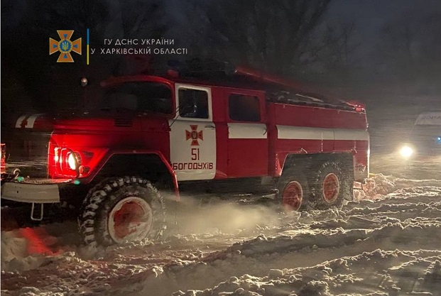 В Харькове и области автобус, скорая и грузовик с кислородом застряли в снежных заносах