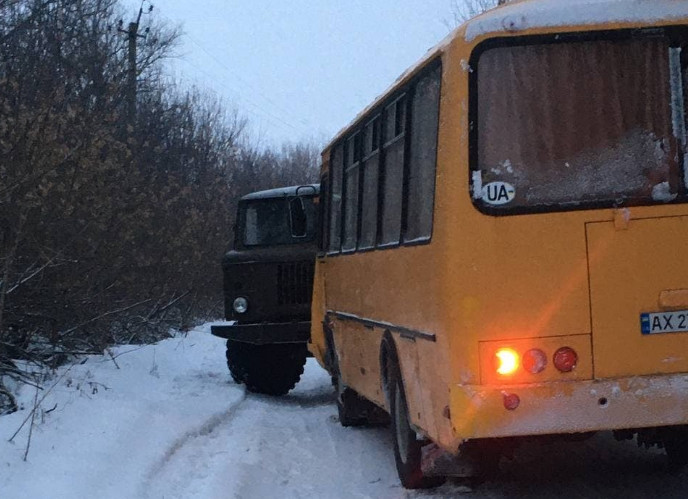 Под Харьковом пассажирский автобус столкнулся с лесовозом (фото)
