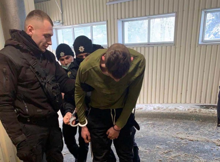 На заправке в Харькове пьяный пациент напал на врачей скорой